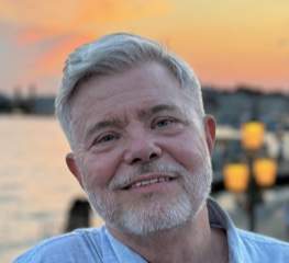 Headshot of artist David Valiente.